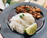 รูปขั้นตอนการทำที่ 12 ของ ไก่ผัดน้ำมันพริกเหล่ากันมา Laoganma