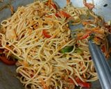 A picture of step 4 of Schezwan vegetable noodles.