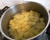 Une image de l'étape 3 de Purée de pommes de terre à l'oignon de roscoff, ail confit et beurre aux cristaux de sel.