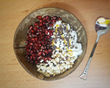 Foto del paso 2 de la receta: Yogur griego con granada, arroz, miel y nibs de chocolate
