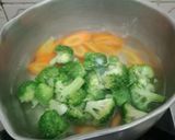 Foto langkah ke 2 dari resep Brokoli Jamur Ca Bawang Putih.