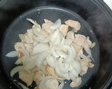 รูปขั้นตอนการทำที่ 3 ของ อกไก่ผัดผงกะหรี่ (สูตรไม่ใส่นมข้น)