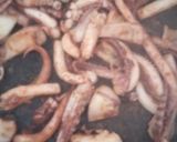 Foto del paso 4 de la receta Arroz negro a la paella con calamares de potera, gambones y alioli de dos ajos