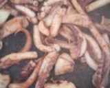 Foto del paso 4 de la receta: Arroz negro a la paella con calamares de potera, gambones y alioli de dos ajos