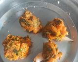 A picture of step 6 of Sindhi special onion pakoda.