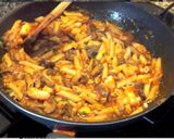 Foto del paso 7 de la receta: Macarrones con setas y langostinos en salsa de pimientos asados
