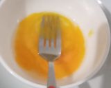Foto langkah ke 2 dari resep Cheese omelette with potato chips.