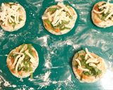 Foto langkah ke 4 dari resep Spinach Bread Pizza.
