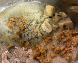 Foto del paso 1 de la receta: Salsa de queso azul y nueces para carnes - especial Navidad