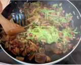 Foto del paso 5 de la receta: Tiras de calabacín con jamón y setas al ajillo