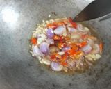 Foto langkah ke 3 dari resep Tumis sayur sosis pedas.