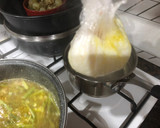 Foto del paso 3 de la receta: Caldillo o sopa de espárragos con huevo poche y crujiente de jamón