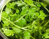 A picture of step 1 of Coriander Lemon Detox Drink.