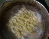 Foto langkah ke 2 dari resep Indomie Kari Ayam Kuah Susu.