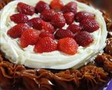 Foto del paso 5 de la receta: Brownie con crema, dulce de leche y frutillas
