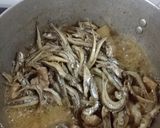 Hình bước làm 2 của món Cá cơm kho rim