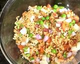 A picture of step 4 of Veg Maggi Bhel.
