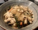 Foto del paso 9 de la receta: Fideos vermicelli salteados con verduras y pollo 🍲