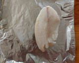 Foto del paso 1 de la receta: Pescado al pesto en freidora de aire con ensalada