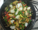 Foto del paso 3 de la receta: Arroz integral con verduras, bacalao y almejas