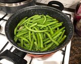 Foto del paso 1 de la receta Judías verdes hervidas con patatas y rollitos de solomillo con lámina de calabacín y queso