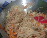 Foto langkah ke 5 dari resep Bihun Goreng Putih Telur.