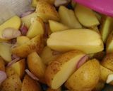 Foto langkah ke 1 dari resep Spicy Potato Wedges.