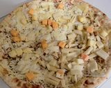 Foto del paso 2 de la receta Pizza de quesos con hierbas provenzales y ensalada de pollo