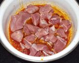Tejszínes zöldséges bazsalikomos sértés comb szeletek recept fázis 3 fotója