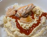A picture of step 5 of Salmon and Garland Chrysanthemum Rice Balls.