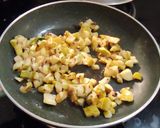चटपटीत उपवासाची पेरूची भाजी (Upwasachi Peruchi Bhaji Recipe In Marathi) रेसिपी स्टेप 3 फोटो 