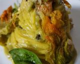 Foto del passaggio 7 della ricetta Tagliolini, crema di zucchine e pinoli con fiori croccanti