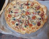 Foto del paso 3 de la receta: Pizza de jamón serrano, fuet, espinacas y tomate cherry