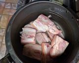 A picture of step 1 of FoFa Braised Pig Trotters.