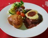 Foto del paso 1 de la receta: Lomito o fillet mignon en salsa de vino con sopa pya y ensalada