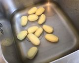 Une image de l'étape 1 de Pommes de terre « farcies » laurier aux herbes aromatiques et ail en chemise.