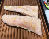 Foto del paso 3 de la receta: Merluza a la parrilla con guarnición de verduras y espinacas crujientes