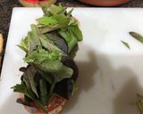 Foto del paso 3 de la receta: Bocadillo de atún con brotes de lechuga variada, tomate, olivas negras y mahonesa