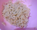 Foto langkah ke 2 dari resep Mie Kornet Garlic kuah kental.