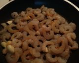 Foto del paso 1 de la receta: Revuelto de gambas, jamón y gulas
