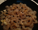 Foto del paso 1 de la receta: Revuelto de gambas, jamón y gulas