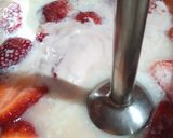 صورة لخطوة 3 من وصفة ميلك شيك الفراولة 🍓 Strawberry Milkshake