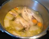 Foto del paso 6 de la receta: Caldo de pollo (con olla exprés)