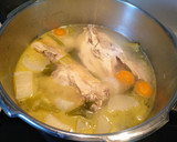 Foto del paso 6 de la receta: Caldo de pollo (con olla exprés)