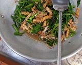 Foto langkah ke 3 dari resep Tumis kangkung teri saus tiram.
