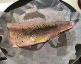 Foto del passaggio 4 della ricetta Filetto di branzino alla mediterranea