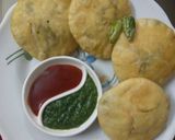A picture of step 5 of Matar khasta kachori.
