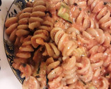 Foto del paso 5 de la receta: Fideos tornillos en salsa de tomate con zapallitos