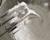 Foto langkah ke 3 dari resep Swiss Meringue Buttercream.