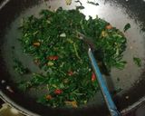 Foto langkah ke 2 dari resep Oseng daun pepaya ikan asin.